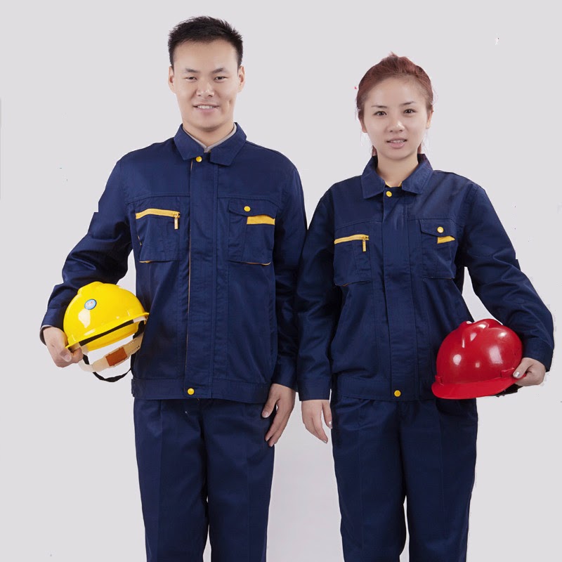 Đồng phục cho nhân viên điện tử kỹ thuật thường bao gồm áo, quần và mũ để đảm bảo hiệu quả làm việc.