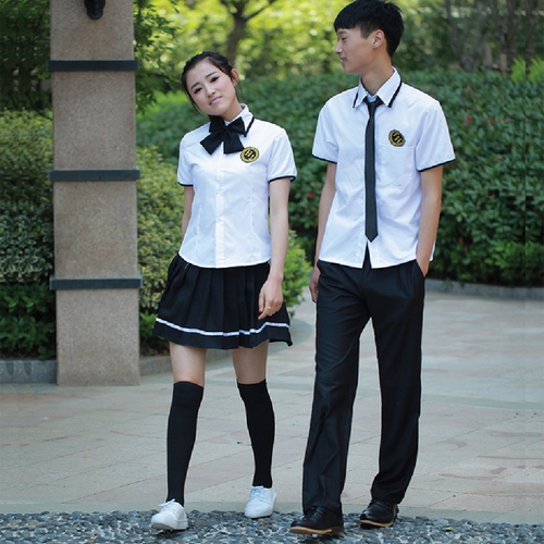 Sơ mi ngắn tay, thắt nơ dành cho nữ và thắt cavat dành cho nam mang đến sự chỉn chu nhưng không kém phần trẻ trung cho học sinh