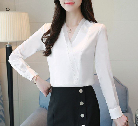 Áo sơ mi đồng phục trắng cổ chữ V giúp các nhân viên nữ trở nên thanh lịch và hiện đại hơn