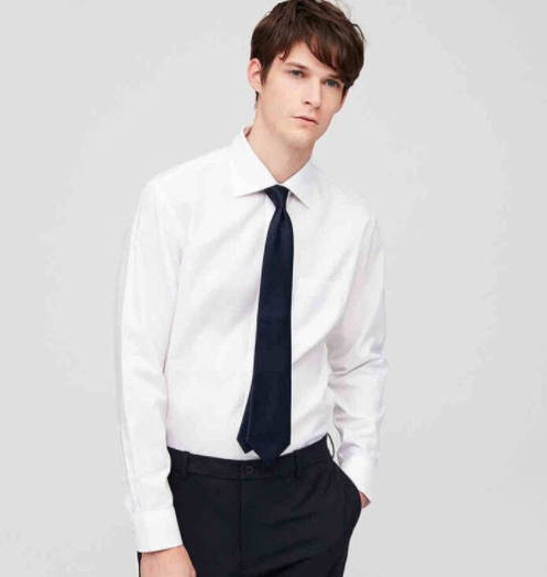 Áo sơ mi đồng phục nam dáng xuông dễ kết hợp với các item khác