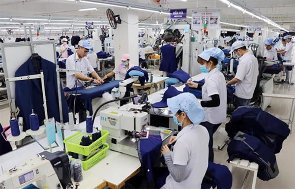 Công nhân may đồng phục chuyên nghiệp Công nhân may đồng phục chuyên nghiệp