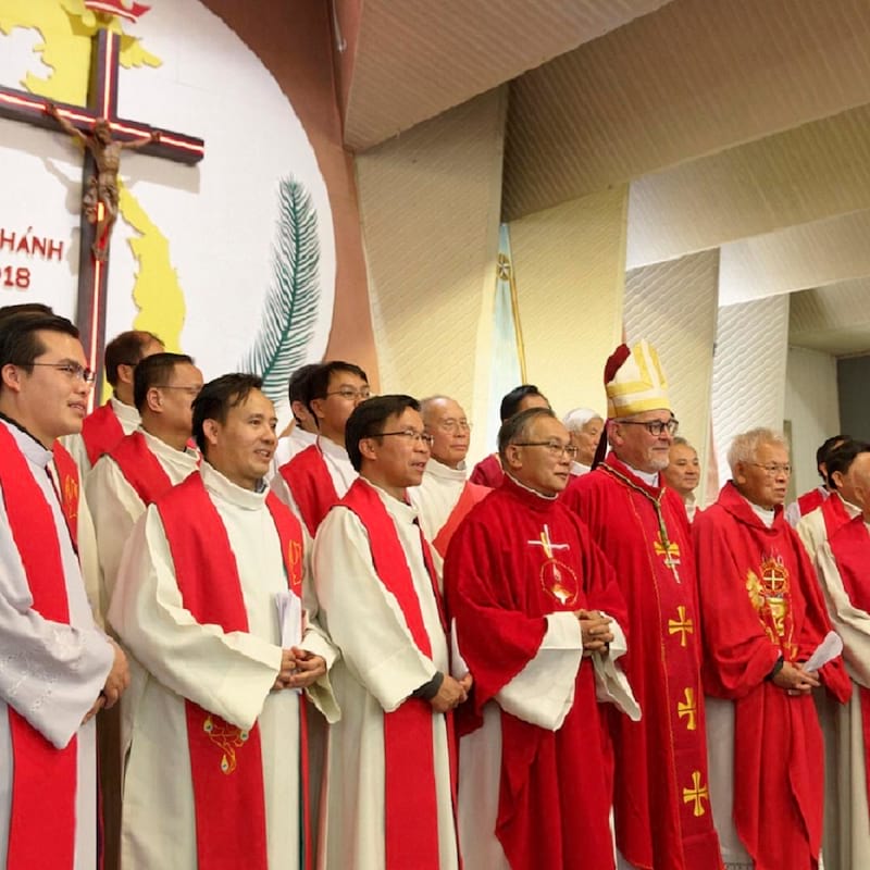 đồng phục công giáo truyền thống