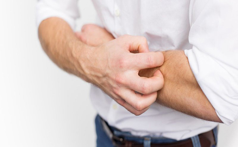 Được làm từ chất liệu vải xấu, khó thấm hút mồ hôi, đồng phục giá rẻ khiến người mặc cảm thấy bí bách, khó chịu, thậm chí ngứa ngáy