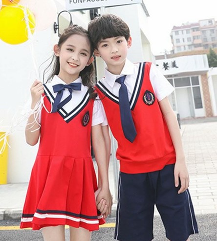Áo đồng phục mầm non cổ tim kết hợp với quần đùi cho bạn trai và váy liền thân cho bạn gái