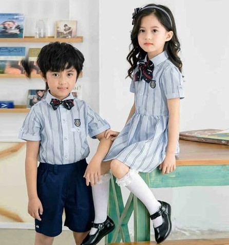 Đồng phục áo sơ mi - quần đùi cho bé trai và váy sơ mi liền thân cho bé gái mang đến hình ảnh trí thức, ngọt ngào