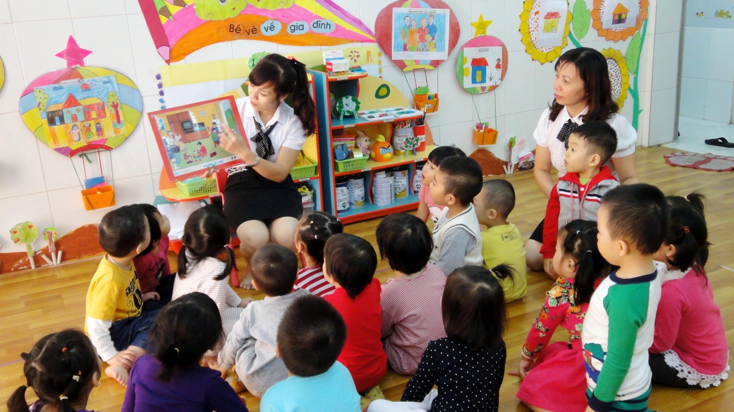 Đồng phục áo sơ mi - quần âu (hoặc chân váy) mang đến phong cách lịch sự, nhãn nhặn, giúp các cô cảm thấy trẻ trung, thanh lịch hơn trong mắt phụ huynh và các bạn nỏ