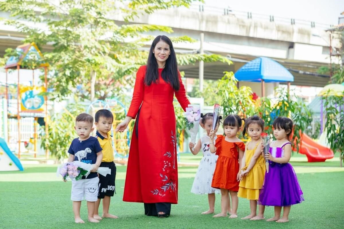 Áo dài truyền thống là đồng phục phổ biến trong môi trường sư phạm. Vào các ngày kỷ niệm nghề giáo, bạn có thể diện đồng phục áo dài để thể hiện nét đẹp truyền thống của dân tộc cũng như ngôi trường mà mình đang công tác