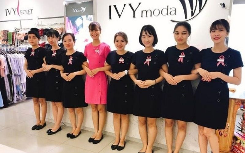 Đơn giản nhưng vẫn nổi bật được bộ nhận diện thương hiệu là tiêu chí quan trọng trong thiết kế mẫu áo đồng phục cho nhân viên bán hàng