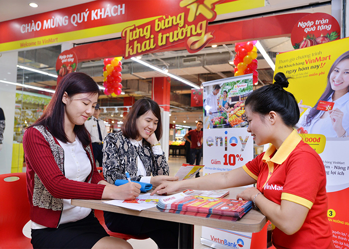 Mẫu đồng phục của nhân viên bán hàng tại Vinmart được đánh giá cao về thiết kế và màu sắc