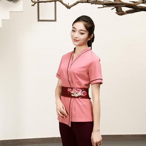 Mẫu 1: Đồng phục nhân viên Spa cổ chữ V thể hiện sự sang trọng, lịch sự và chuyên nghiệp. Mẫu thiết kế này giúp tôn lệ vẻ đẹp vùng cổ của người phụ nữ