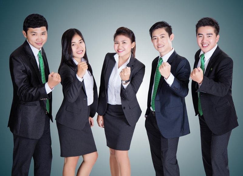 Đồng phục cho nhân viên văn phòng có thể là áo thun, sơ mu hoặc vest kết hợp quần tây, jean hoặc chân váy