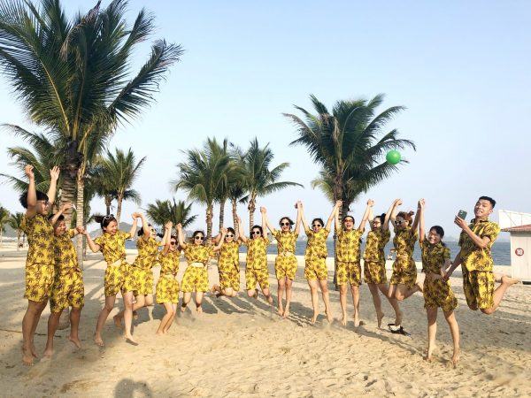 Hình cỏ cây hoa lá, trái cây đang được ưa chuộng khi may đồng phục đi biển Hình cỏ cây hoa lá, trái cây đang được ưa chuộng khi may đồng phục đi biển