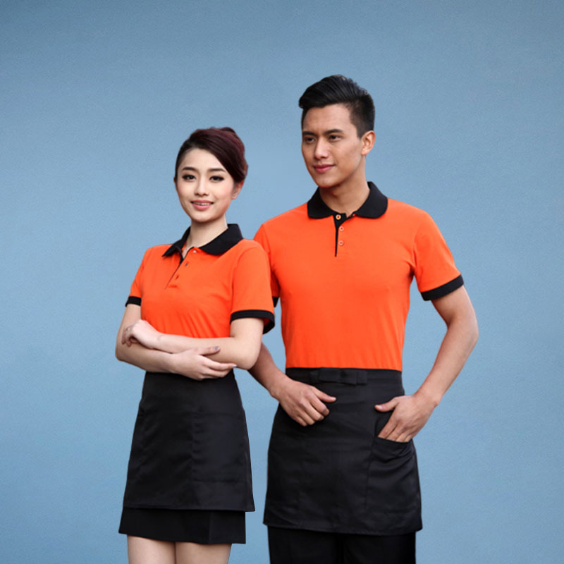 Nhân viên phục vụ nghề nhà hàng thường có đồng phục áo phông Nhân viên phục vụ nghề nhà hàng thường có đồng phục áo phông