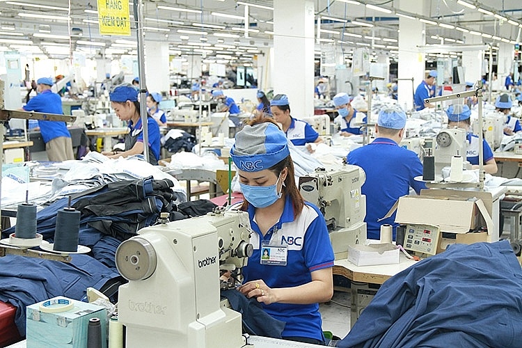 Xưởng may áo đồng phục uy tín có sẵn nhân công và may móc, giúp đảm bảo thời gian giao hàng và tối ưu giá thành sản phẩm